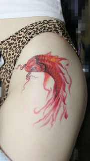 女生腿部漂亮的彩色小鲤鱼纹身图案
