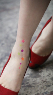 女生脚部好看的彩色五角星纹身图案