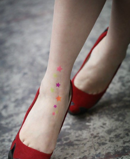 点击大图看下一张：女生脚部好看的彩色五角星纹身图案