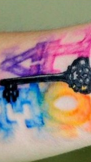手腕彩色钥匙纹身图案