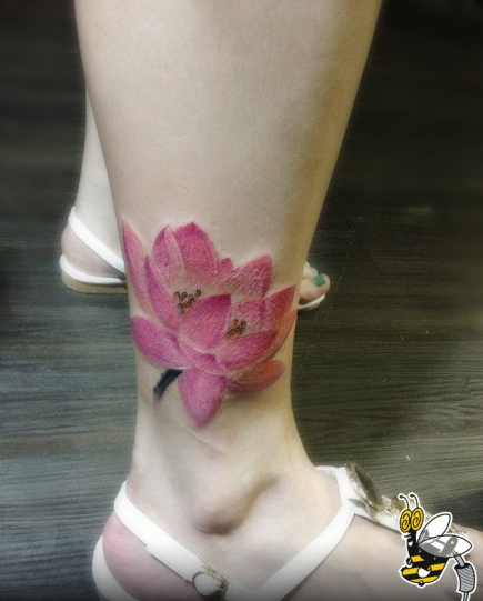 点击大图看下一张：女生腿部精美的彩色莲花纹身图案