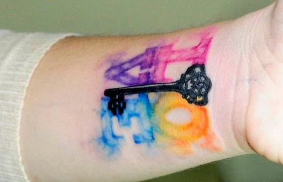 点击大图看下一张：手腕彩色钥匙纹身图案