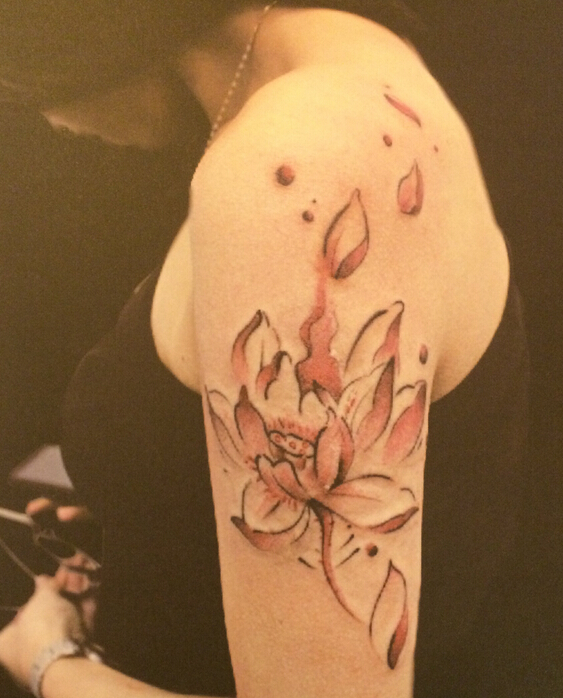 点击大图看下一张：女性胳膊彩色莲花纹身图案