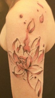 女性胳膊彩色莲花纹身图案