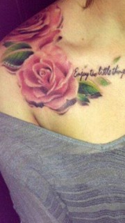 美女披肩玫瑰和英文字纹身