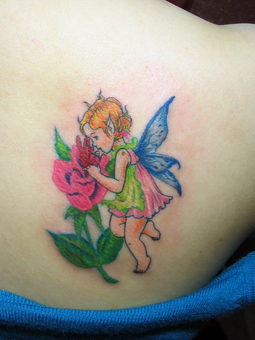 点击大图看下一张：后肩背小天使玫瑰纹身图案