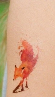 美女手臂彩色狐狸纹身图案