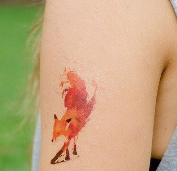 点击大图看下一张：美女手臂彩色狐狸纹身图案