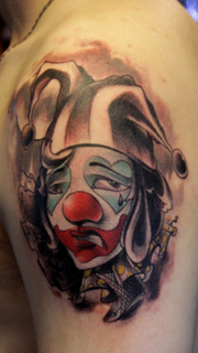 大臂上哭泣的小丑纹身图案