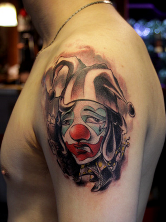 点击大图看下一张：大臂上哭泣的小丑纹身图案