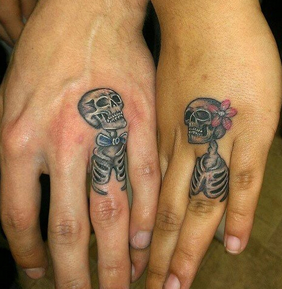 点击大图看下一张：手指上创意的情侣骷髅纹身