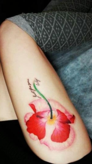 美女腿部漂亮的英文花卉纹身图案