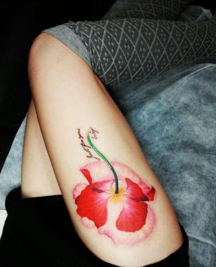 点击大图看下一张：美女腿部漂亮的英文花卉纹身图案