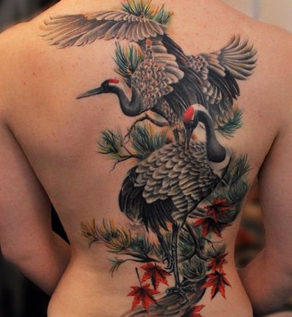 点击大图看下一张：女性背部一款仙鹤纹身图案