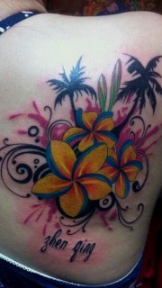 美女背部椰树花卉纹身图案