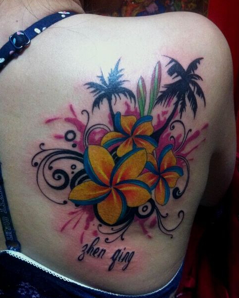 点击大图看下一张：美女背部椰树花卉纹身图案