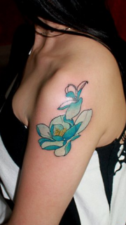 美女手臂淡雅的莲花纹身图案