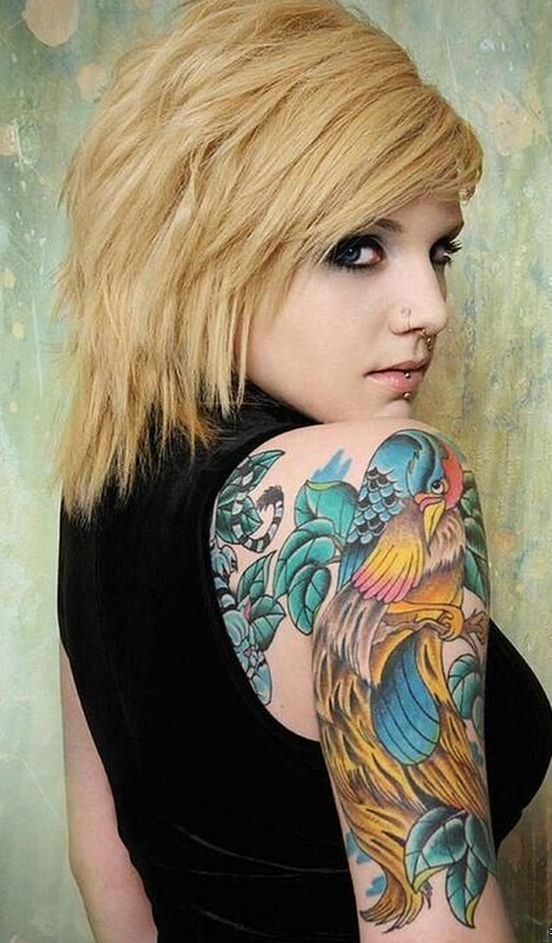 点击大图看下一张：女性手臂彩色鹦鹉纹身图案
