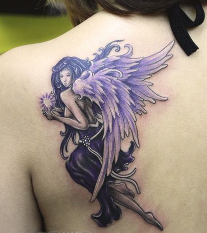 点击大图看下一张：时尚美女背部天使纹身图案