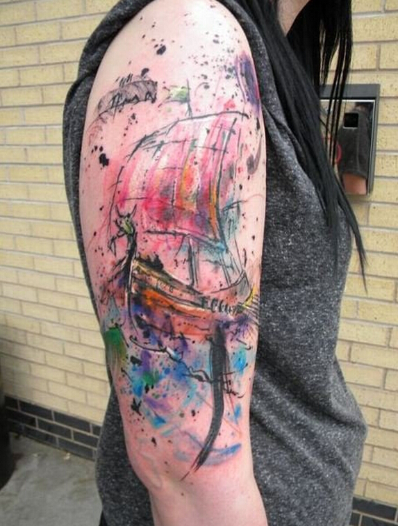 点击大图看下一张：美女手臂漂亮的彩墨船纹身图案