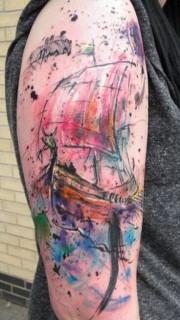 美女手臂漂亮的彩墨船纹身图案