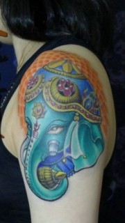 一款女孩子手臂彩色象神纹身图案