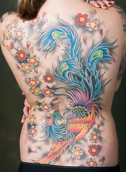 点击大图看下一张：女性满背凤凰樱花纹身图案