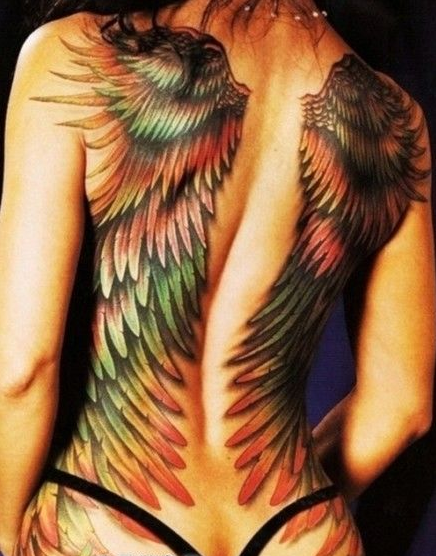 点击大图看下一张：时尚女满背霸气的翅膀纹身图案