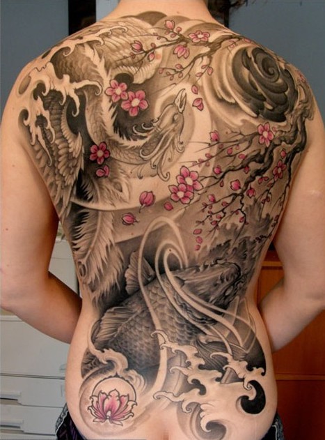 点击大图看下一张：女性后背凤凰樱花纹身图案