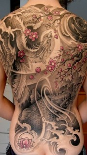 女性后背凤凰樱花纹身图案