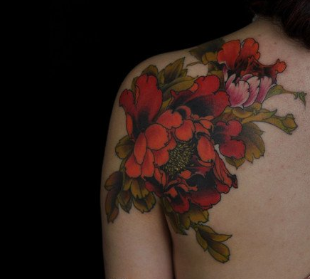点击大图看下一张：女人肩背唯美潮流的传统牡丹花纹身图案