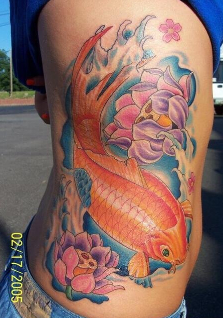 点击大图看下一张：侧腰彩色鲤鱼莲花纹身图案