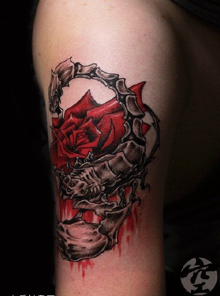点击大图看下一张：蝎子围绕惊艳的玫瑰纹身图案