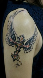 女生手臂十字架翅膀纹身图案