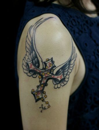 点击大图看下一张：女生手臂十字架翅膀纹身图案