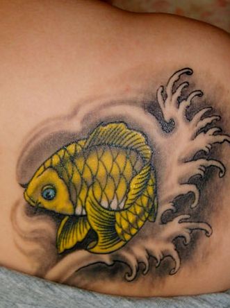 点击大图看下一张：肩部可爱小鲤鱼纹身图案纹身