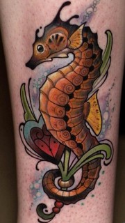 手臂可爱的彩色海马纹身图案