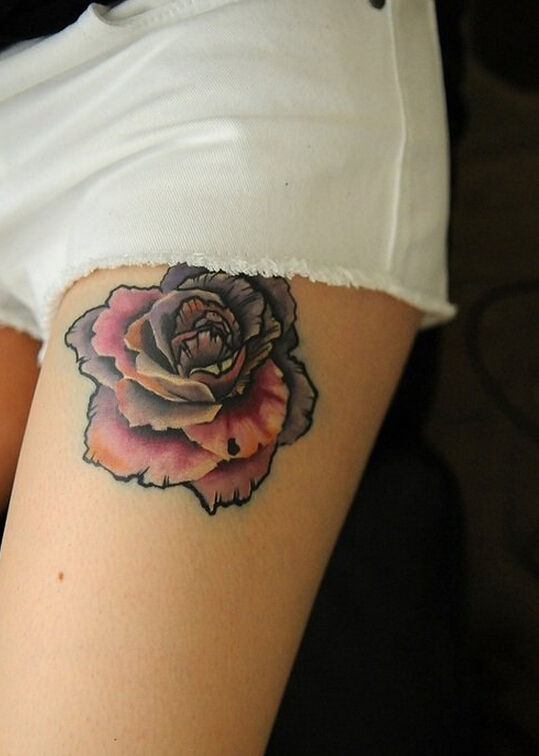 点击大图看下一张：美女腿部漂亮的玫瑰花纹身图案