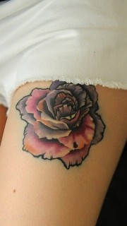 美女腿部漂亮的玫瑰花纹身图案