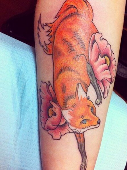 点击大图看下一张：手臂彩色狐狸纹身图案