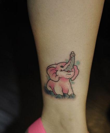 点击大图看下一张：脚踝上可爱的粉色小象纹身