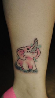 脚踝上可爱的粉色小象纹身