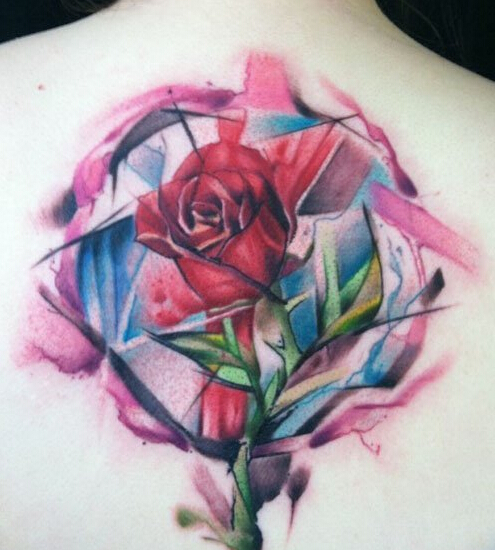 点击大图看下一张：女生后背时尚精美的彩色玫瑰花纹身图案