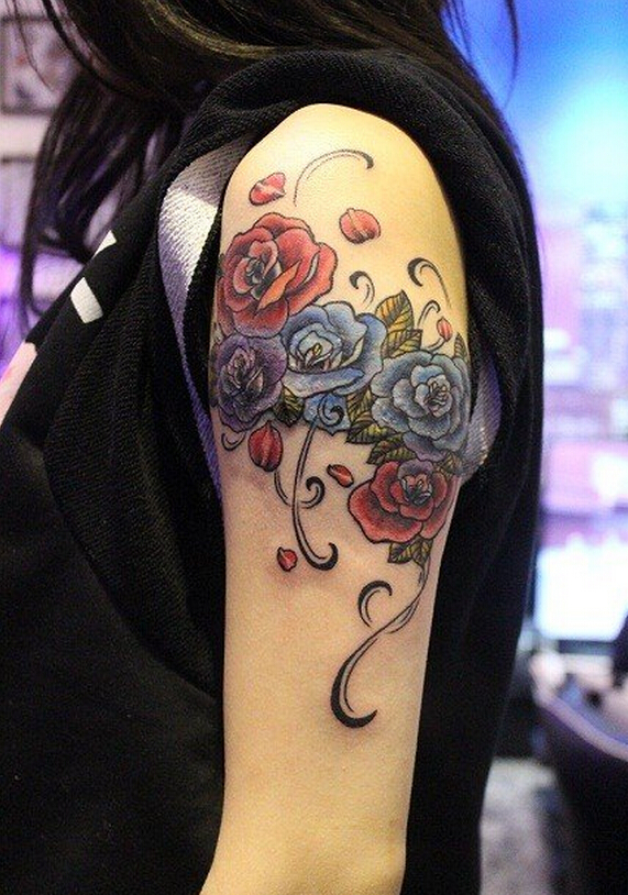 点击大图看下一张：美女手臂彩色玫瑰纹身