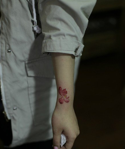 点击大图看下一张：清新漂亮的樱花纹身图案