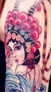 美女手臂彩色花旦纹身图案
