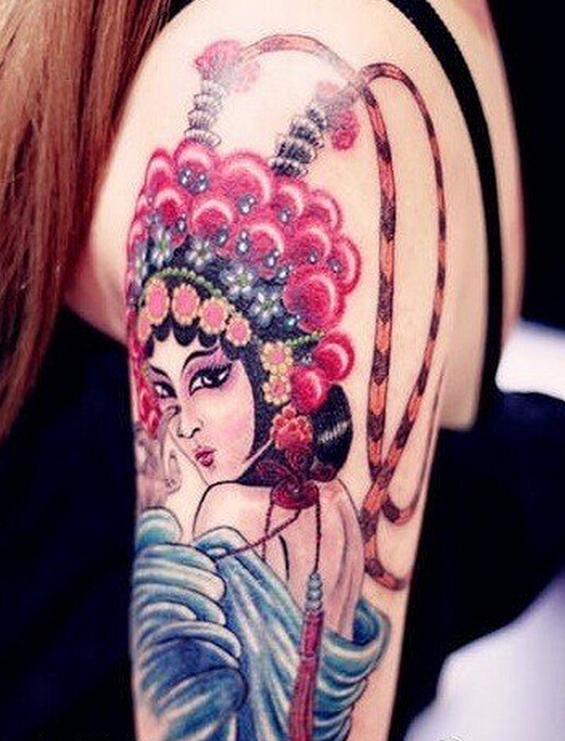 点击大图看下一张：美女手臂彩色花旦纹身图案