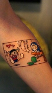 手臂彩色哆啦A梦纹身图案