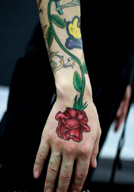 点击大图看下一张：手臂缠绕鲜艳玫瑰纹身图案