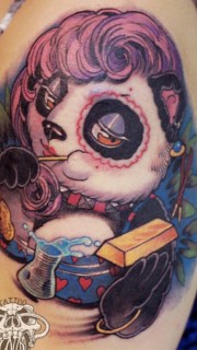 女性手臂彩色大熊猫纹身图案